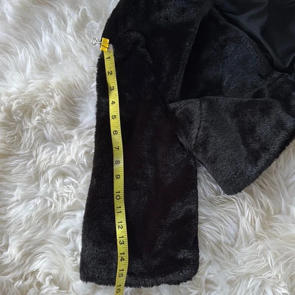 Elegant Black Faux Fur Cropped Jacket, Laundry by Shelli Segal, M - Picture 11 of 11